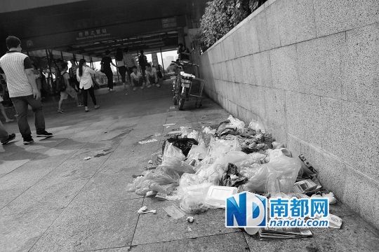 昨日下午，深圳世界之窗地铁站前，市民随手扔出的垃圾成堆。南都记者 赵炎雄 摄