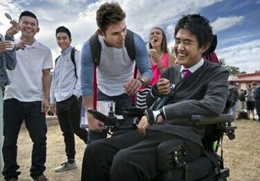 美华裔高中生跳水致高位瘫痪 返校受英雄式欢