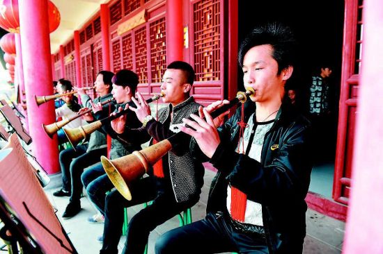 10月21日,学员在山西临县大唢呐培训活动中心练习吹奏唢呐.