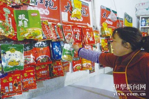 新疆伊宁市:天气冷了 热了火锅