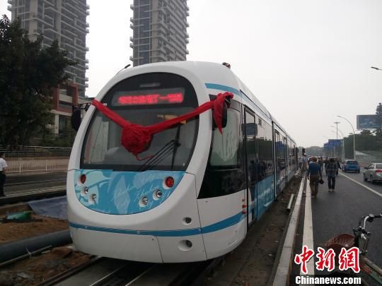 中国首款无辫现代有轨电车在珠海亮相调试