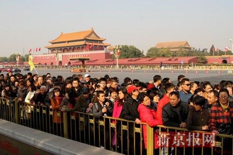 周末撞上APEC假 天安门广场游客爆棚