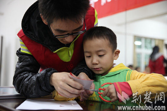 武汉轻工大学启动四点半学校 师生给小学生当