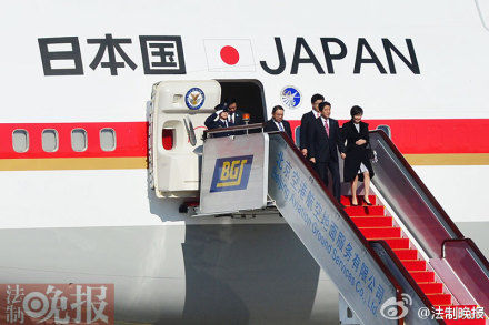 日本首相安倍及夫人抵京参加APEC峰会(图)