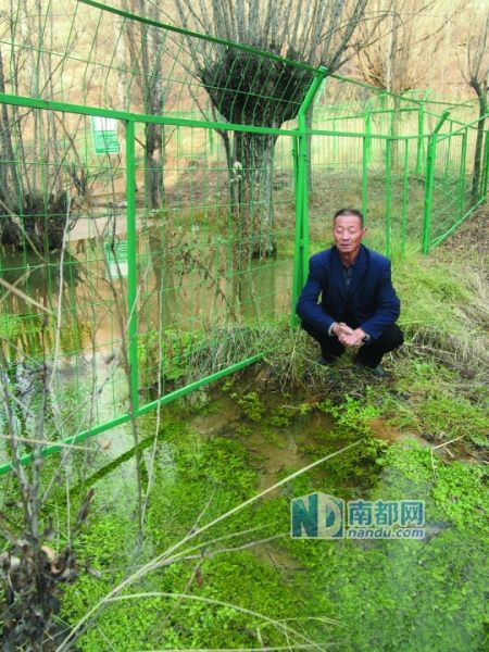 桑树渠村的饮用水取水点受到化工污水威胁，村民望着泉眼满面愁容。本版摄影：南都记者 刘伊曼