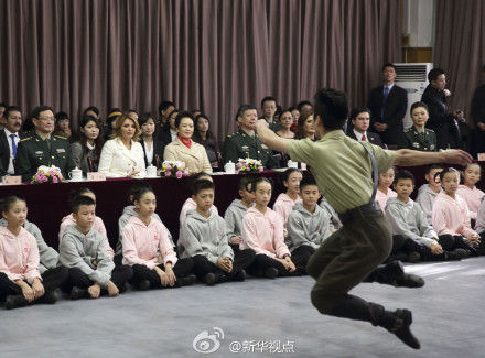 彭丽媛邀请墨西哥总统夫人参观解放军艺术学院