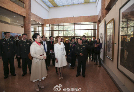 彭丽媛邀请墨西哥总统夫人参观解放军艺术学院