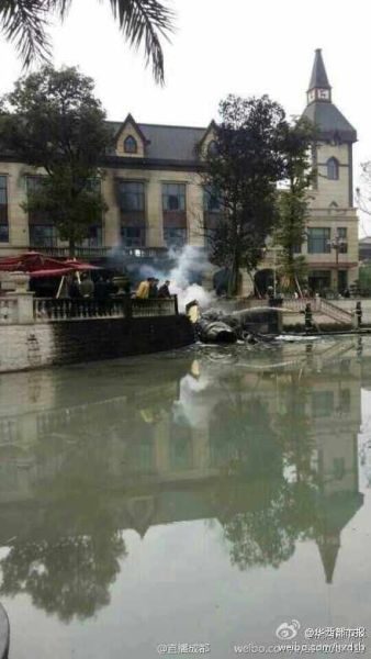 直升机在四川郫县落三道堰青杠树村坠毁致售楼部着火 伤亡不详