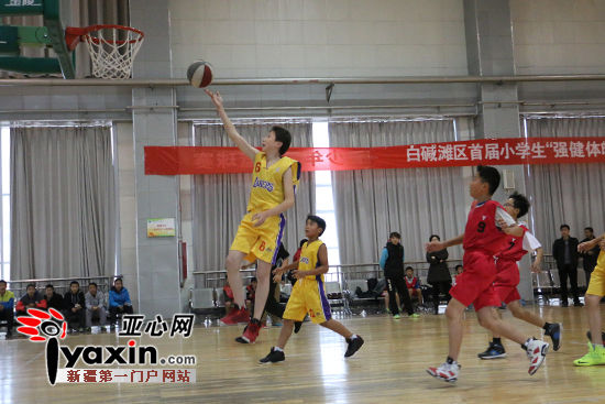 新疆克拉玛依市白碱滩区举办首届小学生篮球赛