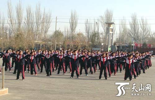 轮台县第一中学举办大型校园广播体操比赛