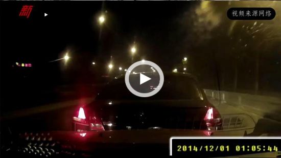 夜里追击套牌逃逸车 北京四环上演速度与激情