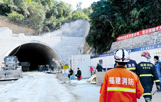 厦蓉高速一在建隧道塌方 21名工人被困