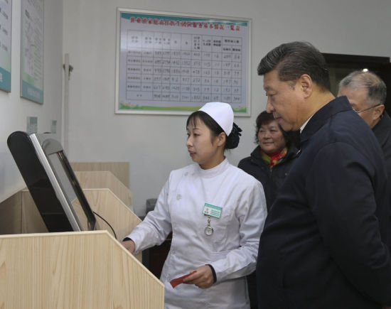 习近平在镇江世业镇卫生院了解基层医疗改革和服务情况。