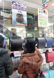 日本学生硬式书包受外国游客欢迎 拓展国外销