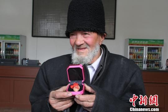 中国最长寿男人出席新疆60华诞诗朗诵会推介甜果