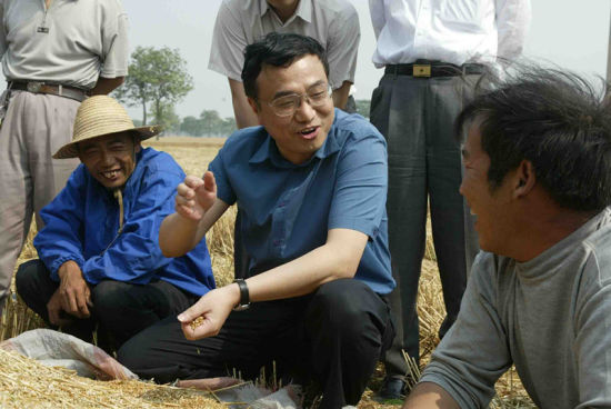 2003年6月，时任河南省委书记的李克强冒着酷暑深入鹤壁市调查研究。