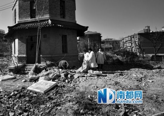 2015年2月3日，山东省济南市大桥镇小盖家村西头一座在建的桥面上挖出了一些尸块，村民惊恐之余赶紧报警。后经证实系高校遗漏人体标本。C FP图片