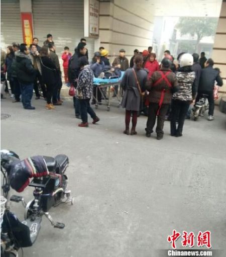 从2月14日中午开始，一段扬州市民上传至网络的讨薪民工在扬州市市政工程有限公司大门口被两名男子暴打后倒地不起的视频引起了社会关注。网友供图。田雯 摄