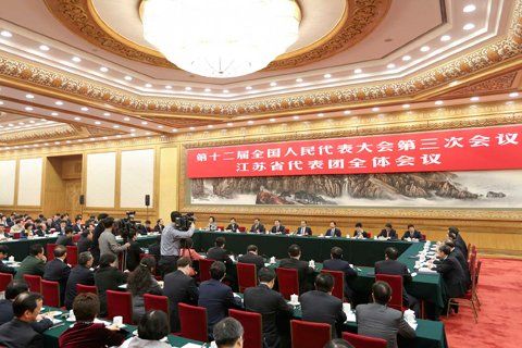 李克强7日在江苏代表团审议《政府工作报告》时强调：“中国经济一定要顶住下行压力，保持平稳增长。”中新社记者 刘震 摄