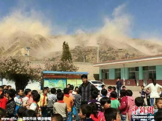 2015年4月15日15时08分36秒,中国地震台网中心发布,甘肃省定西市临洮县发生4.5级地震。图为临洮县龙门镇二十铺小学组织学生离开教室,来到操场。学校后面的山上尘土飞扬。图片来源:东方IC 版权作品 请勿转载 2015年4月15日15时08分36秒,中国地震台网中心发布,甘肃省定西市临洮县发生4.5级地震。图为临洮县龙门镇二十铺小学组织学生离开教室,来到操场。学校后面的山上尘土飞扬。图片来源:东方IC 版权作品 请勿转载