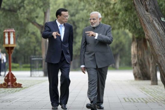 李克强与莫迪散步聊天。图片来源：中国政府网 