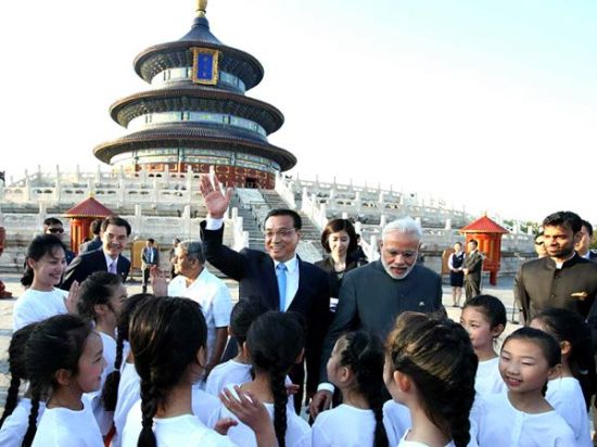   李克强与莫迪走进表演阵列。图片来源：中国政府网  