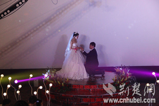 武汉首场电影院婚礼浪漫举行 小两口是电影狂