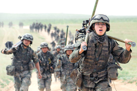 6月3日,参加"跨越—2015·朱日和a"演习的陆军第1集团军某步兵旅正在