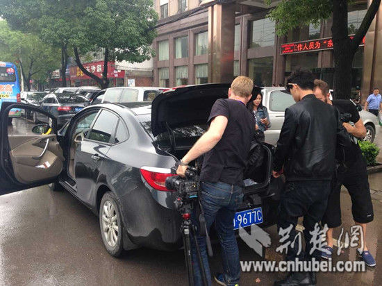 监利1700辆车系上黄丝带免费送人 店主为家属