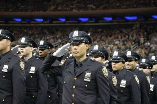 纽约华裔警察毕业 将遇害华裔警察悲剧化为动
