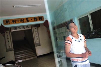 2015年6月29日，顺义光爱学校，15岁的于景群对陌生人，还是怀有戒备和不屑。新京报记者 侯少卿 摄