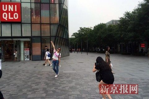 位于三里屯的涉事优衣库商铺引来了大量市民前来合影围观。新京报记者 林斐然 摄 位于三里屯的涉事优衣库商铺引来了大量市民前来合影围观。新京报记者 林斐然 摄