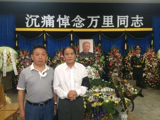 习仲勋夫人齐心率子女献花篮吊唁万里