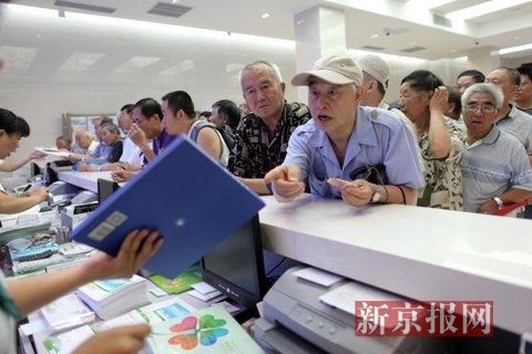 《中国梦——人民幸福》特种邮票首发 市民排队购买