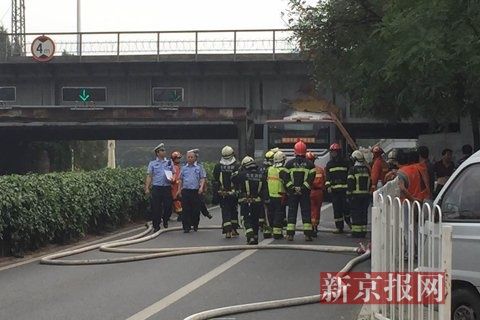 北京东城东便门桥铁路桥下辅路公交车被削顶 乘客被送往医院车祸