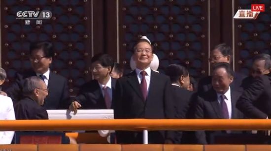 温家宝登上城楼。 温家宝登上城楼。