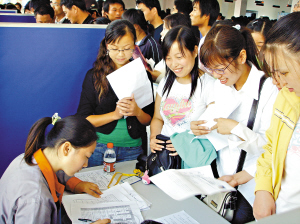 <em>老师性别比例</em>失调 教师招聘会开得像 女儿国 _