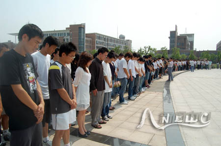 浙江师范大学师生向汶川地震遇难同胞默哀(图)