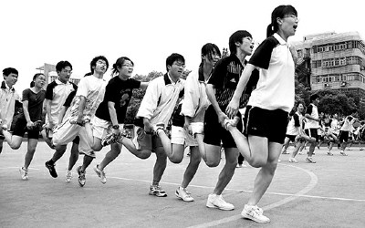 图为学生们在进行体现团队合作精神的"十人单足跳"的趣味竞赛杨建正