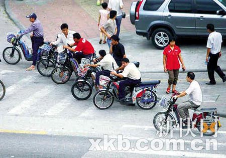 广州锤头帮抢劫电动车重伤十余人(图)