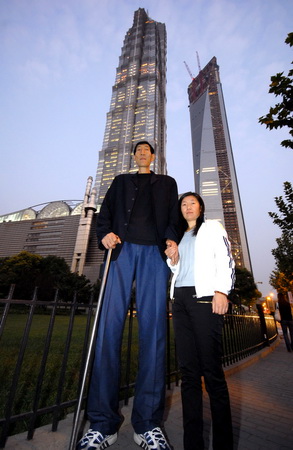 组图:中国第一巨人鲍喜顺登上金茂大厦