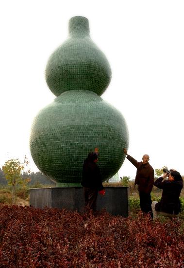 近日,巨型青瓷雕塑"盛世宝鼎""太平葫芦"在浙江省龙泉市亮相.