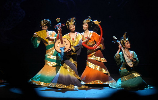 组图：大型情景歌舞湘女举行首次彩排