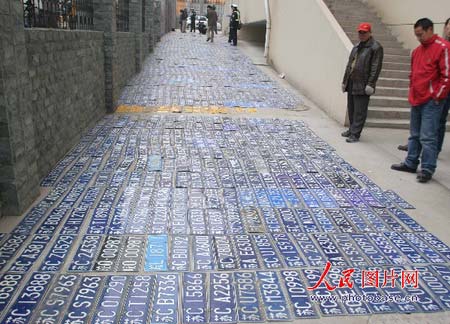 组图:江苏徐州鼓搂交警一年查获500多块假车牌