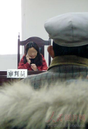 四川西充法院审判长边接电话边听案(组图)