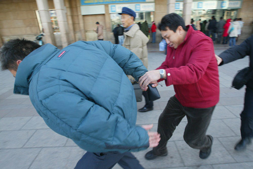 图文:铁路反扒民警新年首日擒窃贼