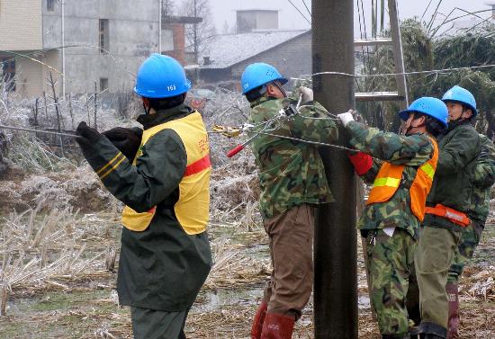 图文:新余市渝水区供电公司职工在抢修线路