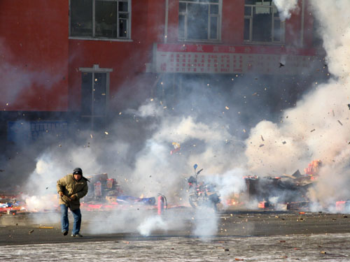 图文:商场门前鞭炮销售点爆炸