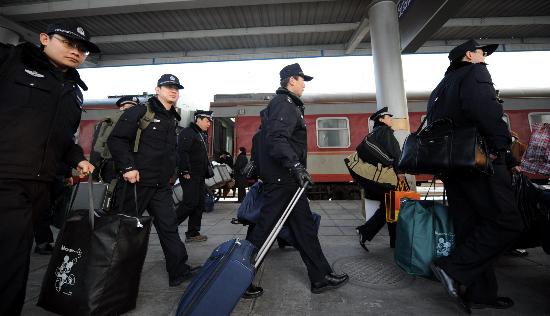 图文:兰州铁路公安局增援广州民警回到兰州