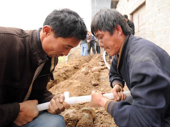 图文:广西资源县农民在架设新的自来水管